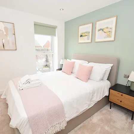 Bright & Contemporary 1 Bedroom In