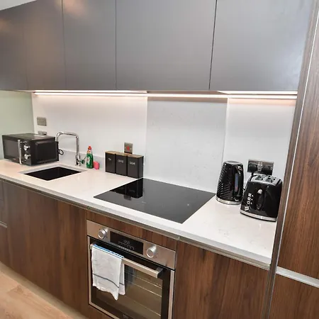 Bright & Contemporary 1 Bedroom In